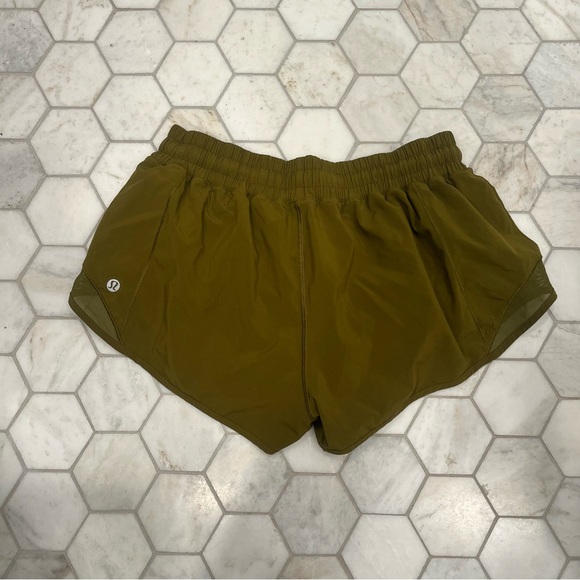 Lululemon Meadow Hotty Hot 8 2.5” - Picture 2 of 4